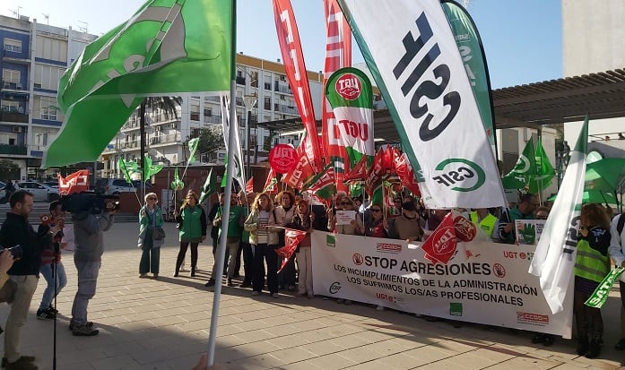 Trabajadores en la concentración de esta mañana