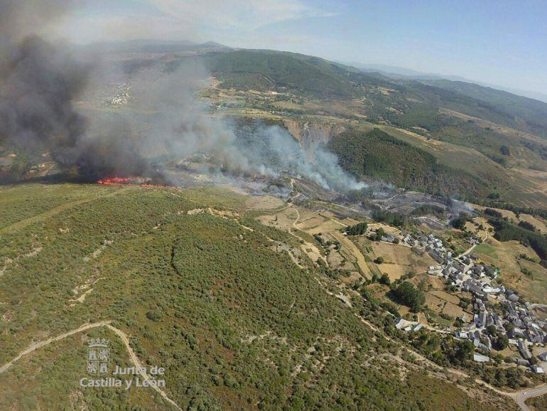 Imagen del fuego, cerca de la población