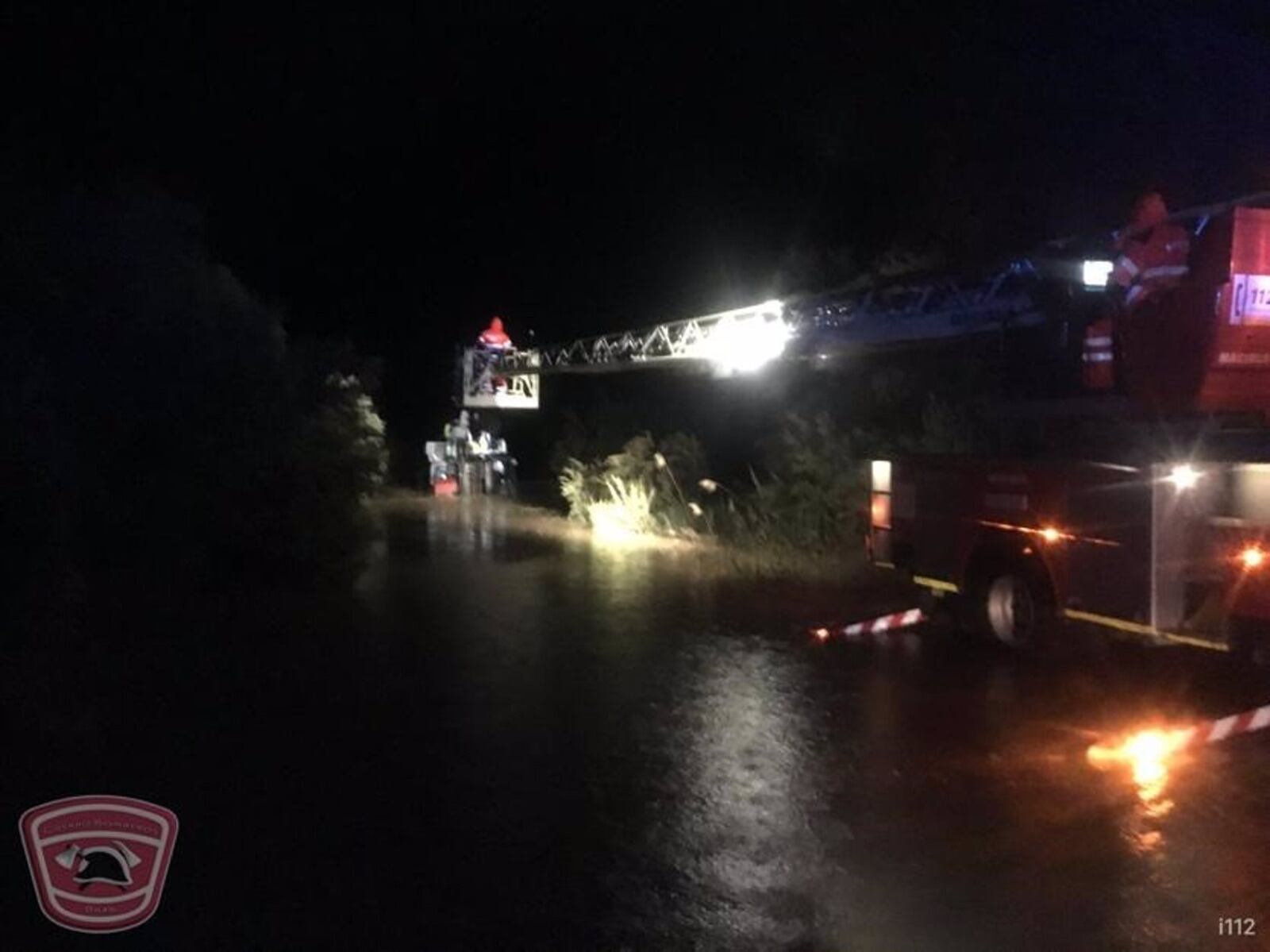 Rescate de los ocupantes de un camión en el cauce del río Guardal, en Benamaurel, por los bomberos de Baza