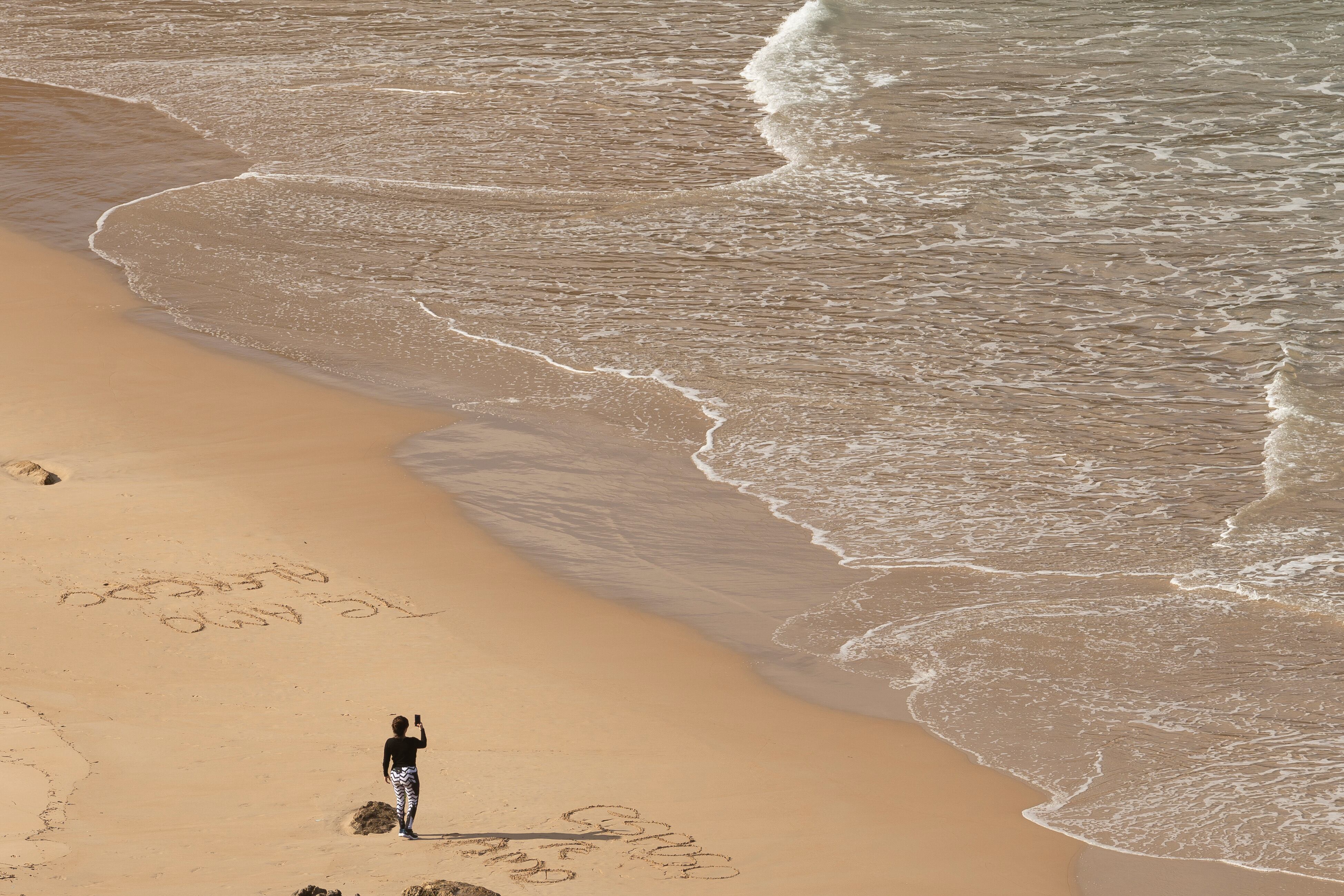 GRAF2086. SUANCES, 17/03/2023.- Una mujer pasea por la playa de Los Locos en Suances este viernes. El delegado territorial de la Agencia Estatal de Meteorología en Cantabria, José Luis Arteche, da a conocer este viernes la predicción que de la primavera en la comunidad autónoma tiene ahora este organismo, así como hace un resumen de lo que ha sido el invierno y un balance del año hidrológico. EFE/ Pedro Puente Hoyos
