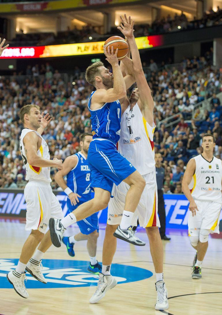 LUS016. Berlin (Germany), 05/09/2015.- Iceland's Jon Stefansson (3.f.l.) and Germany's Tibor Pleiss (2.f.r.) compete for the ball during the European Championship basketball game between Germany and Iceland at the Mercedes-Benz-Arena in Berlin, Germany, 5 September 2015. (Baloncesto, Alemania, Francia, Islandia) EFE/EPA/LUKAS SCHULZE