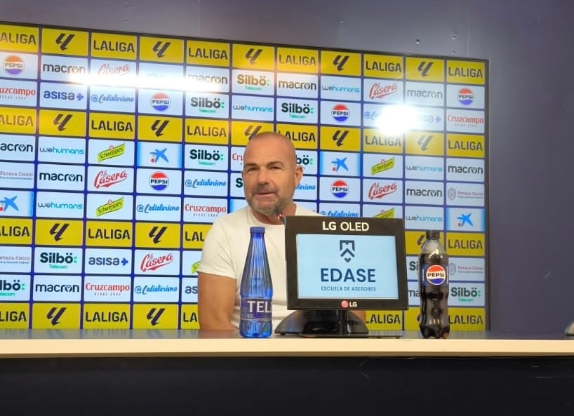 Paco López en una rueda de prensa en la Ciudad Deportiva Bahía de Cádiz.