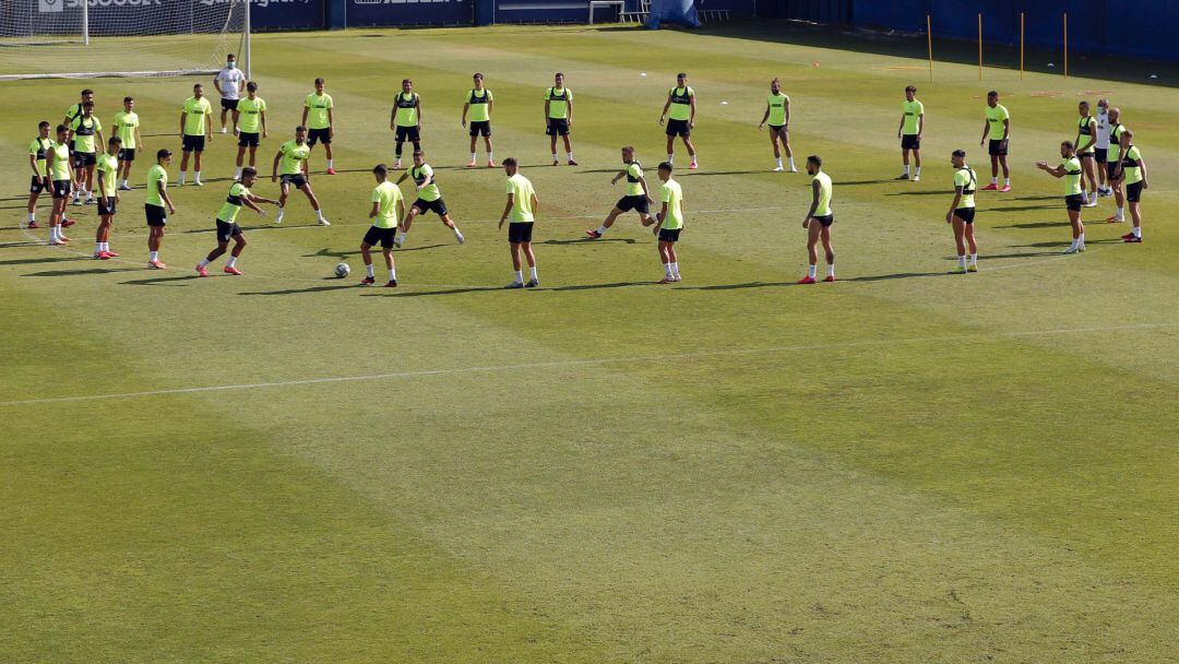 Los jugadores del Málaga realizan un ejercicio en el campo anexo