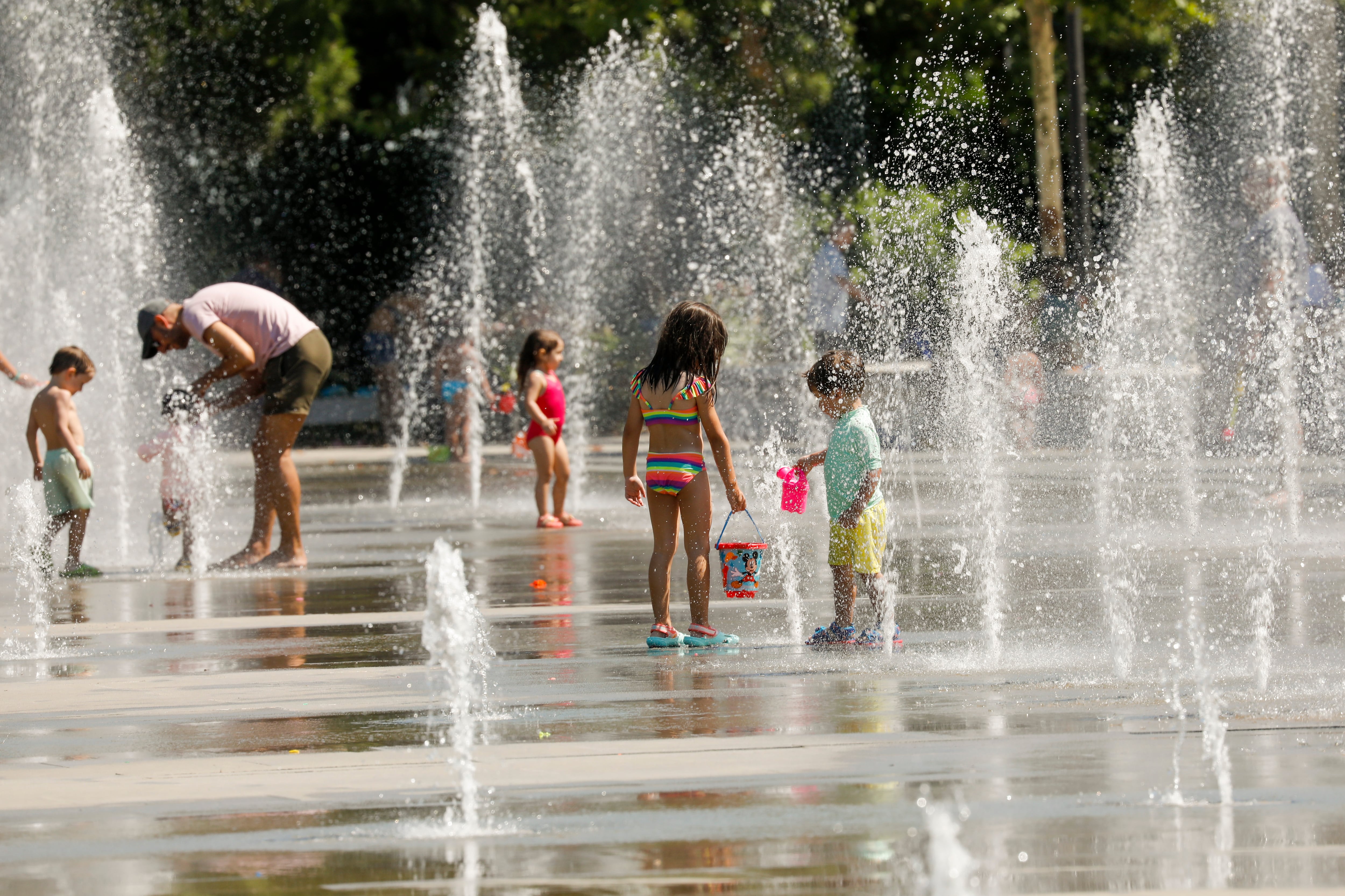 Niños y adultos se refrescan en las fuentes del Parque Central de València