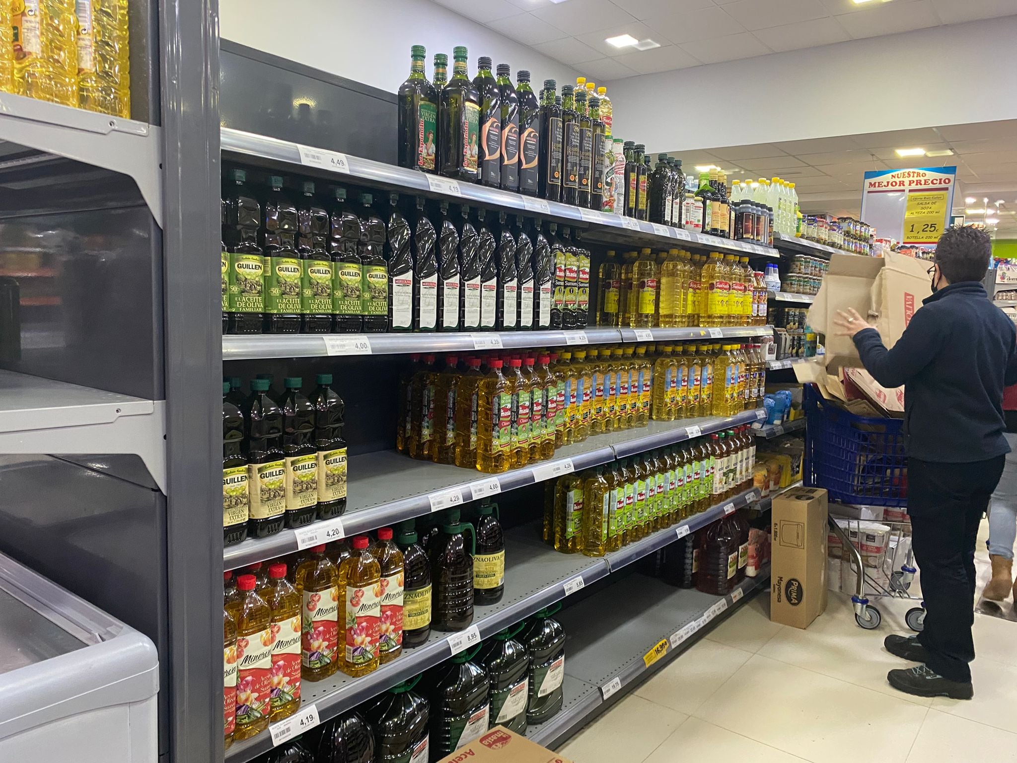 Estanterías de un supermercado en Algeciras.