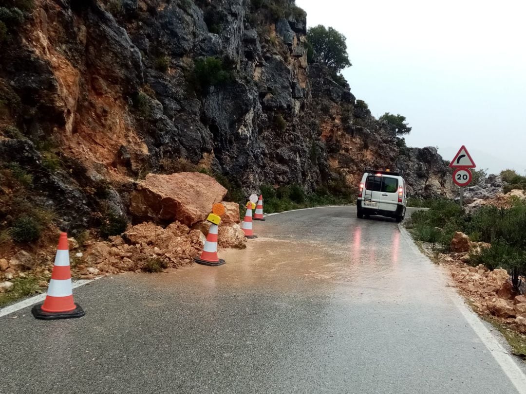 Estado en el que quedó la carretera en el Puerto de Las Palomas tras las lluvias