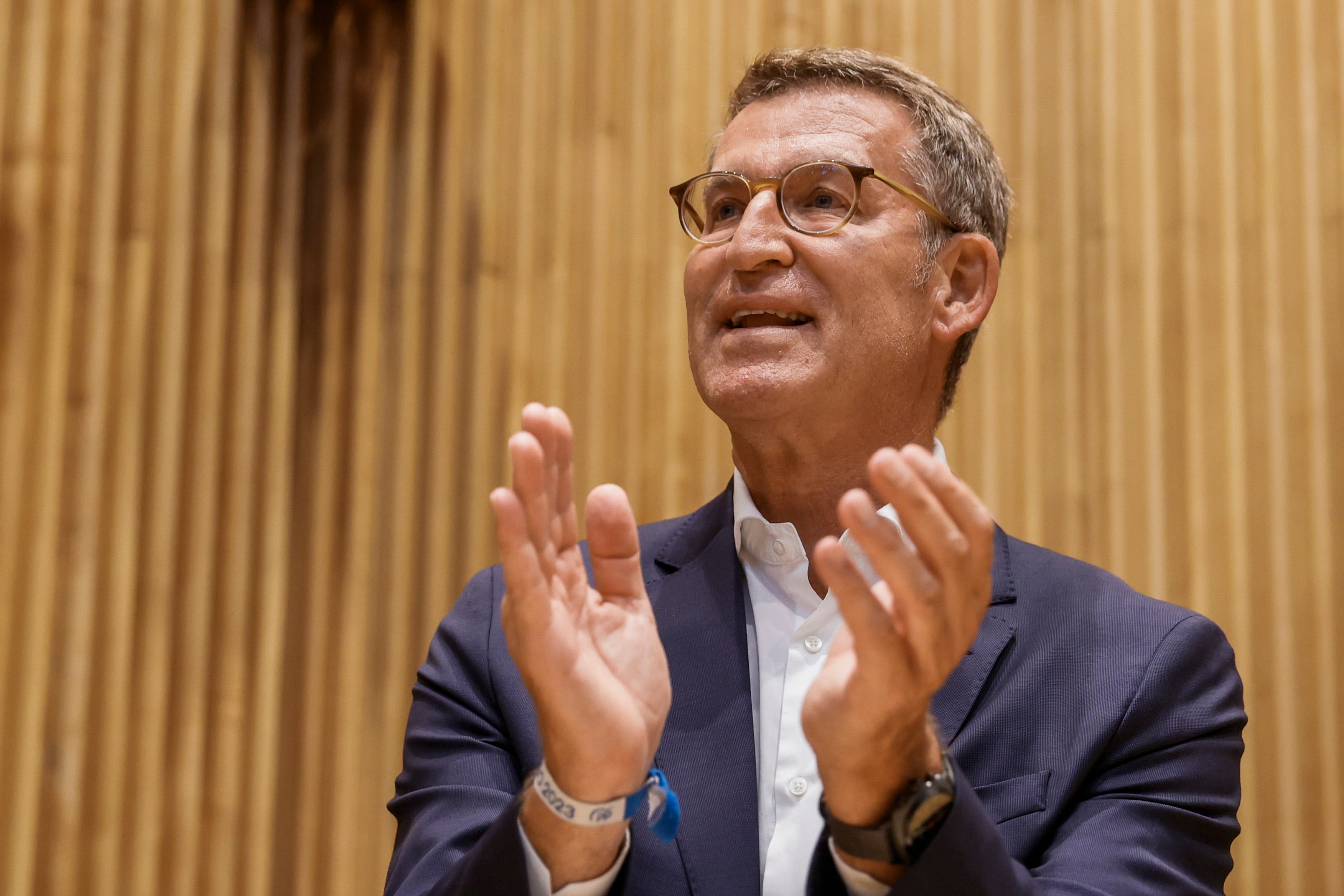 El presidente del PP, Alberto Núñez Feijóo durante la reunión convocada con los nuevos diputados y senadores de su partido, que se celebra este miércoles en el Congreso. EFE/ Mariscal