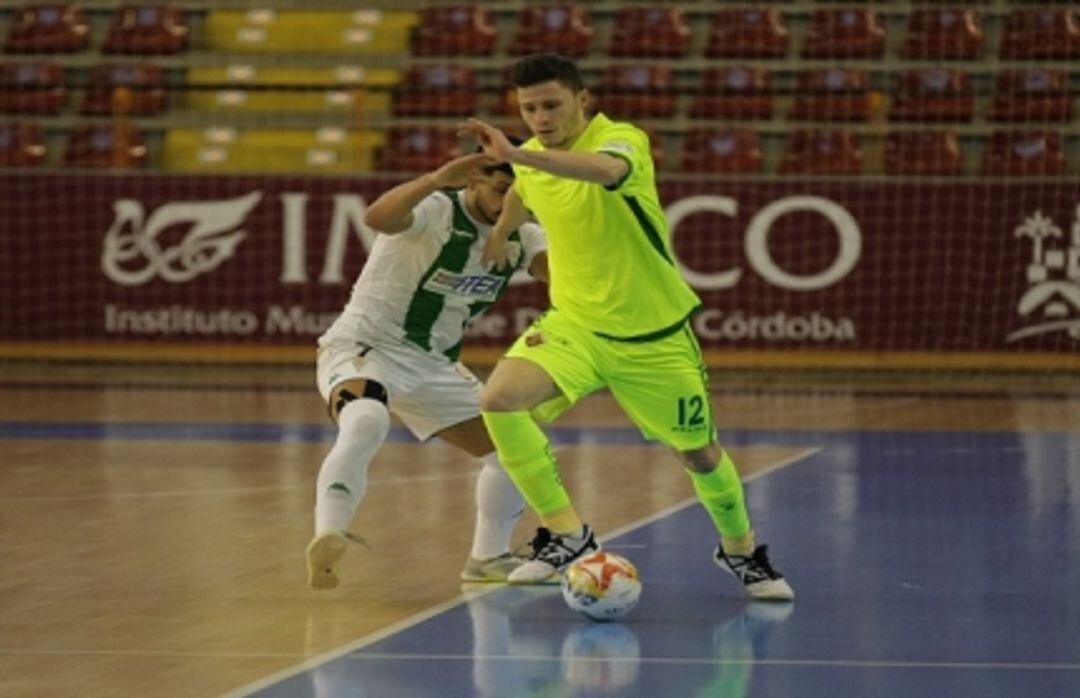 Cristian Cárdenas disputando un balón en Vista Alegre