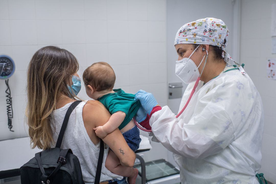 Pediatra reconociendo a un lactante