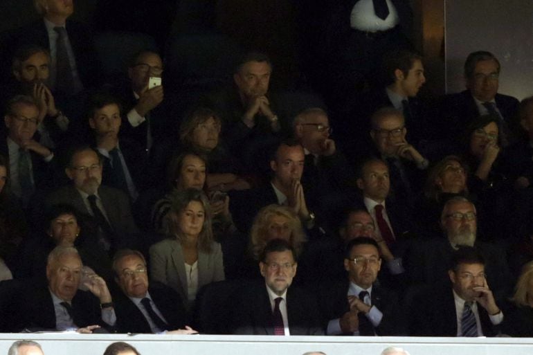 El presidente del Gobierno, Mariano Rajoy, junto a los dirigentes del Real Madrid, Florentino Pérez y del Barcelona Josep Maria Bartomeu y los ministros de Asuntos Exteriores, José Manuel García Margallo y Justicia, Rafael Catalá en el palco durante el pa