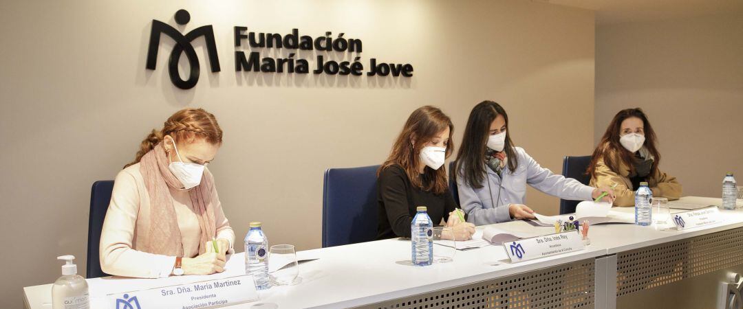 Firma del convenio entre la Fundación María Jose Jove y el Concello de A Coruña