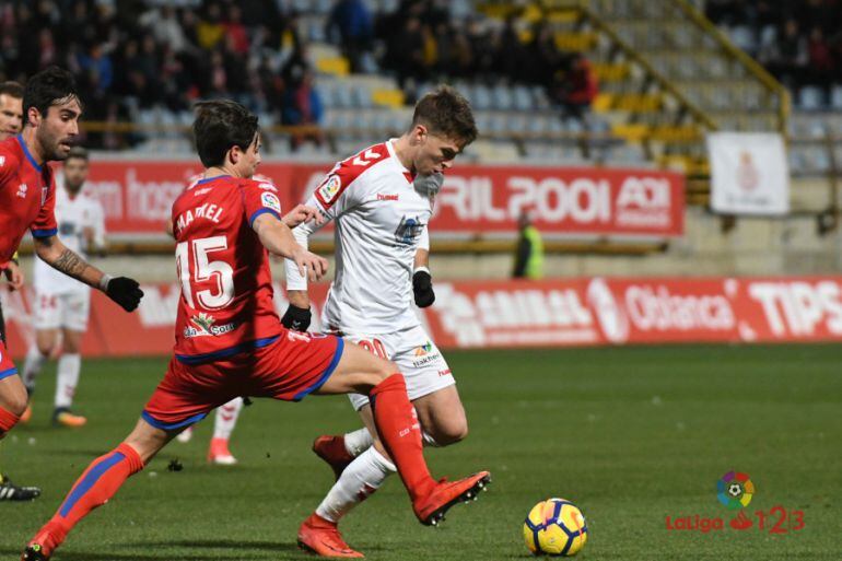 Markel Etxeberria presiona a Señé durante el partido en el Reino de León.