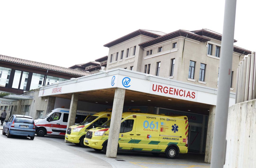 Archivo - Aparcamiento de Urgencias del Hospital Universitario Marqués de Valdecilla