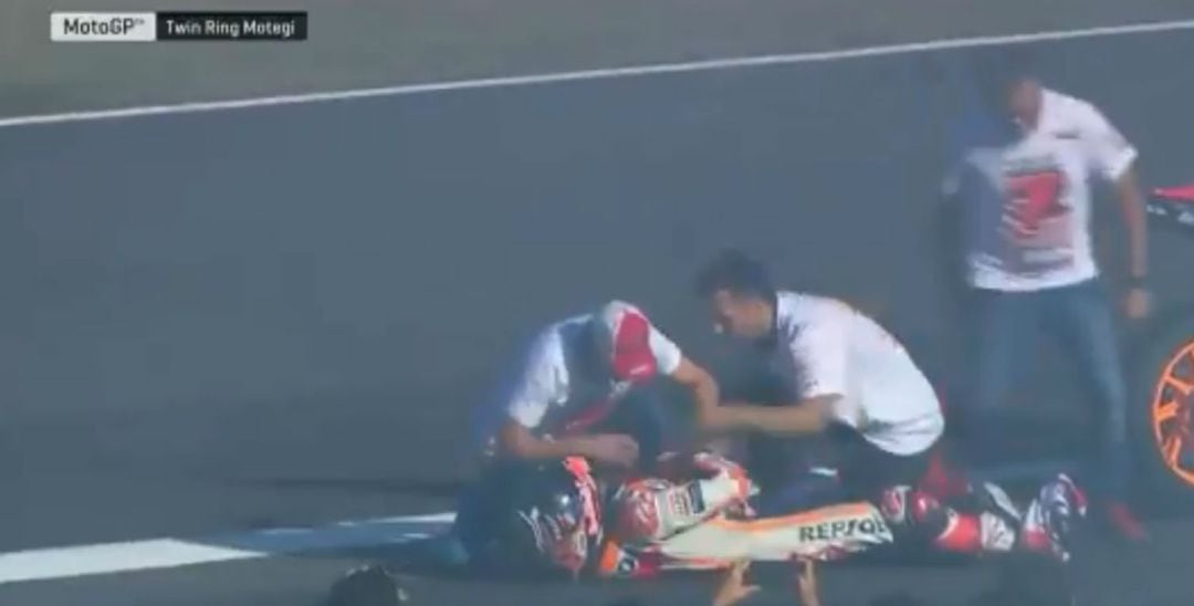 Marc Márquez, en el momento en el que trataban de colocarle de nuevo su hombro