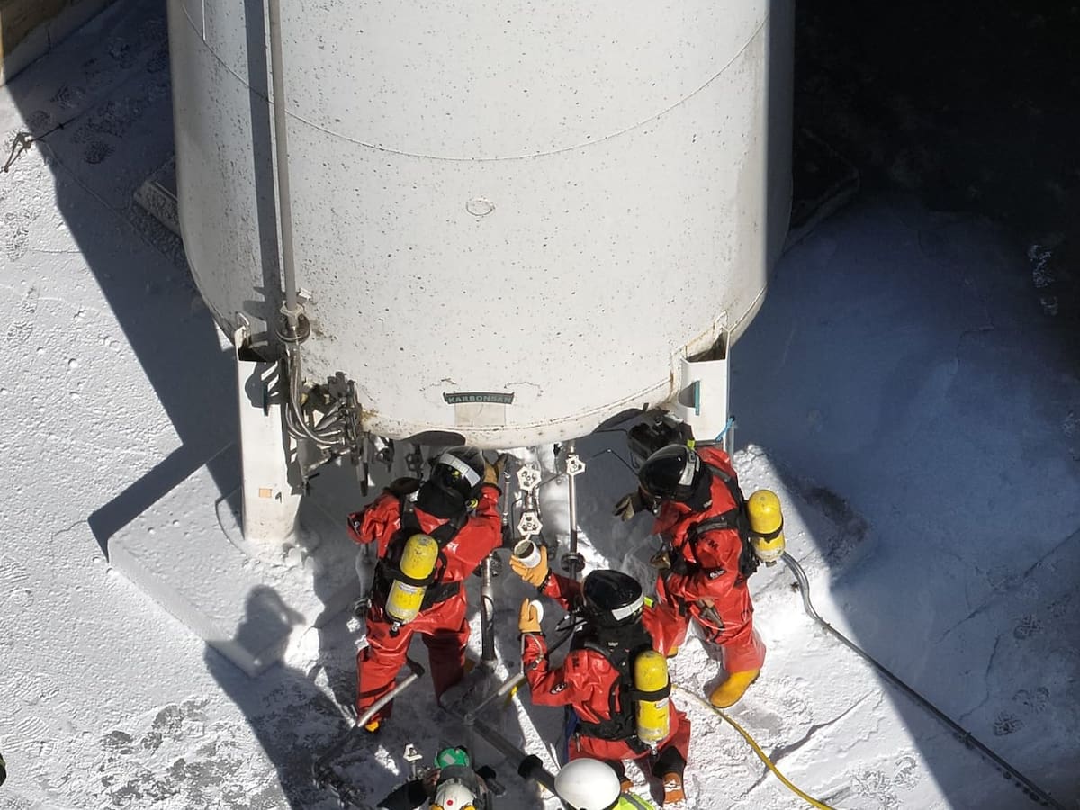 La UME consigue taponar la fuga de gas natural licuado en Fuentes de Béjar: reabre la autovía A-66 entre Guijuelo y Béjar