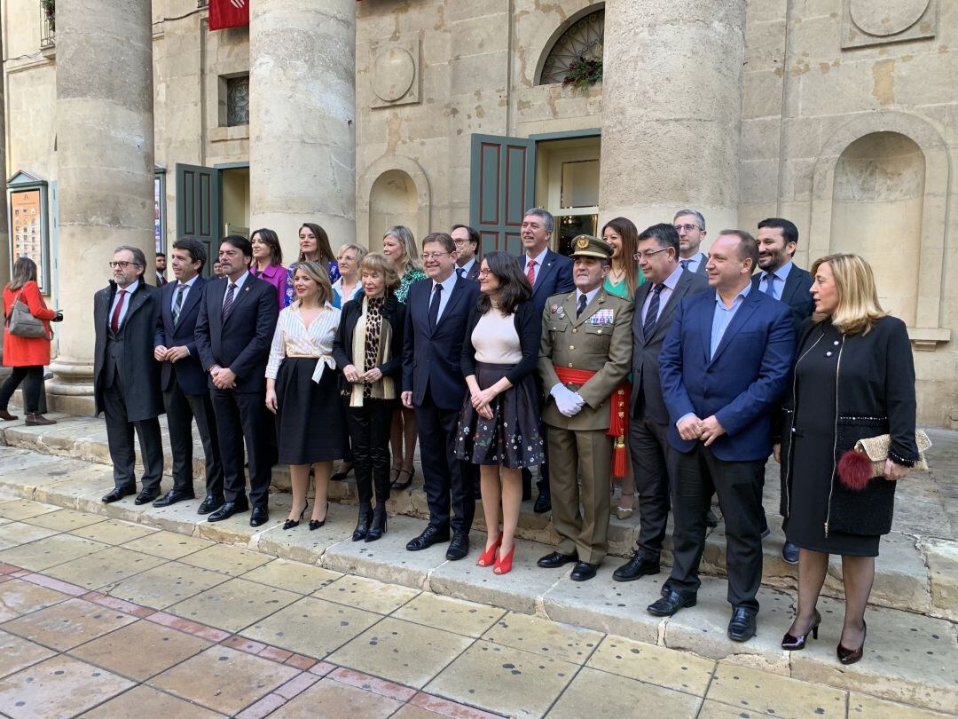 Miembros del Consell, del Ayuntamiento, la Diputación y partidos políticos, a las puertas del Teatro Principal, en el acto del Día de la Constitución.