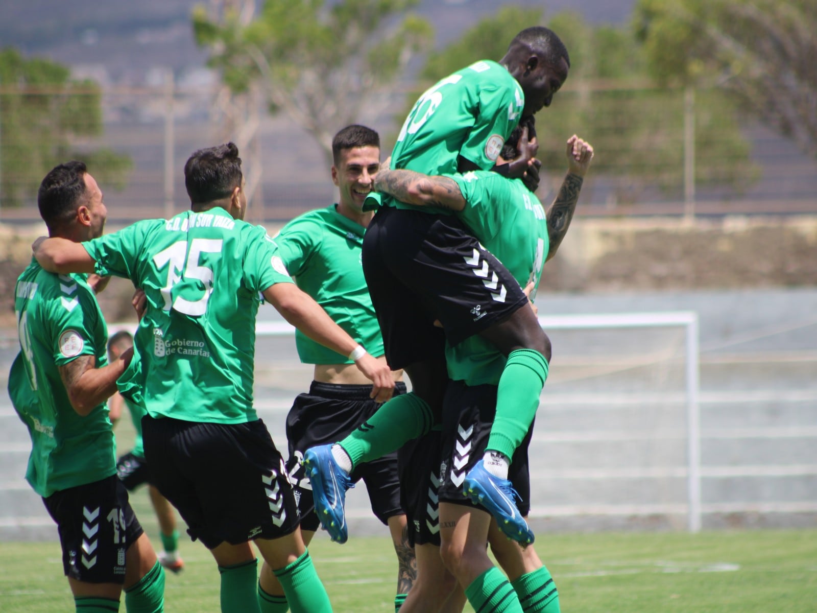 Celebración de uno de los goles del Unión Sur Yaiza.