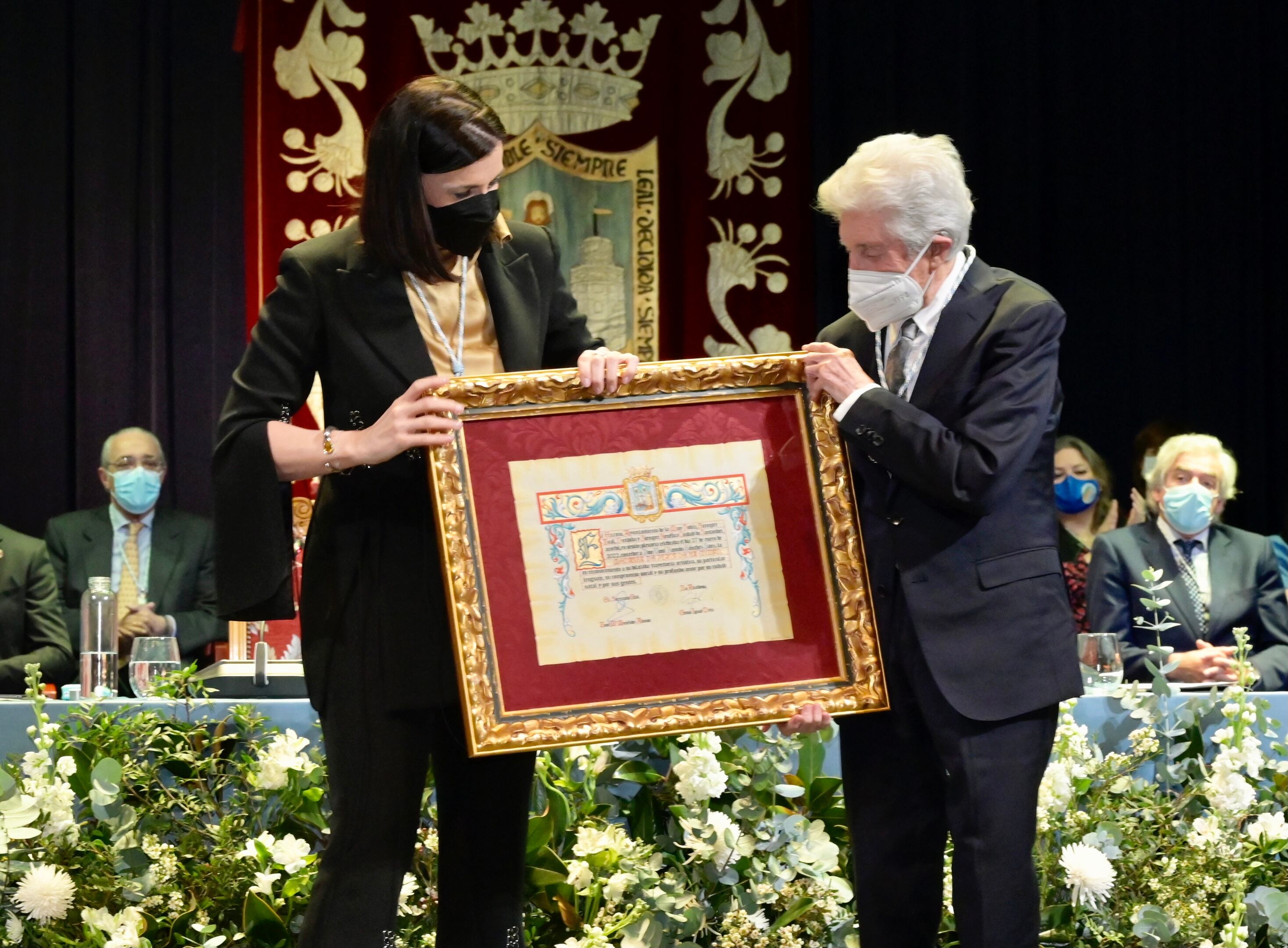 José Ramón Sánchez recoge la medalla.