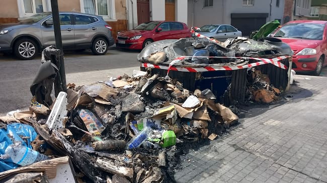 Contenedor incendiado en A Coruña