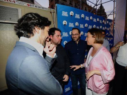 Isabel Ambrosio y David Luque saludan a Lorenzo Ramos y Daniel Casares antes del concierto en la plaza de las Tendillas. Noche Blanca del Flamenco de Córdoba 2018