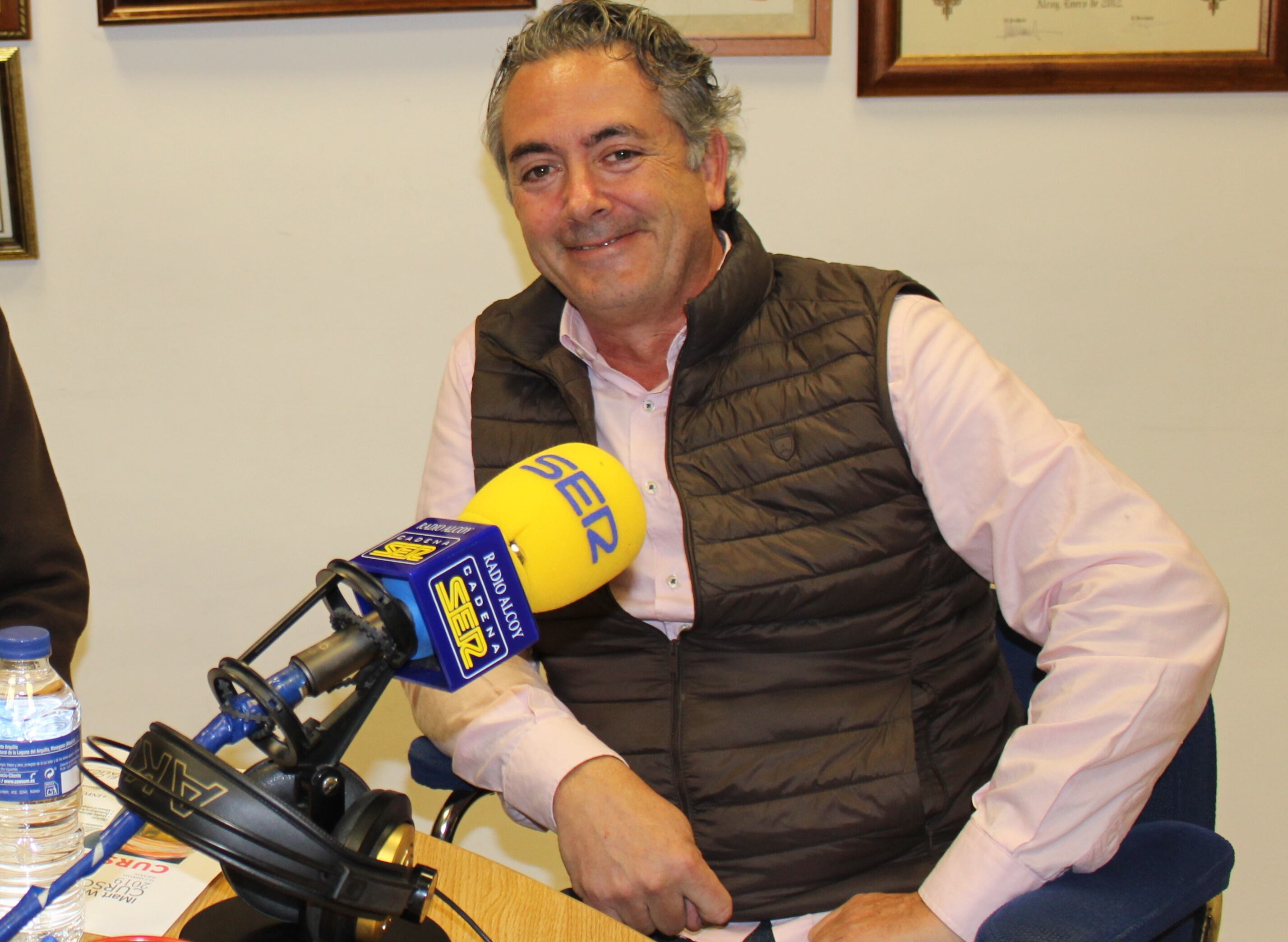 El pintor alcoyano Germán Aracil en los estudios de Radio Alcoy en febrero de 2020.