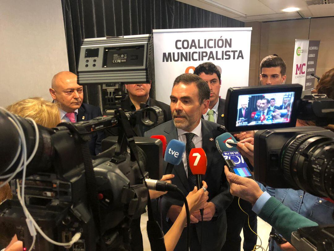 José López, atendiendo a los medios de comunicación al presentar la coalición municipalista