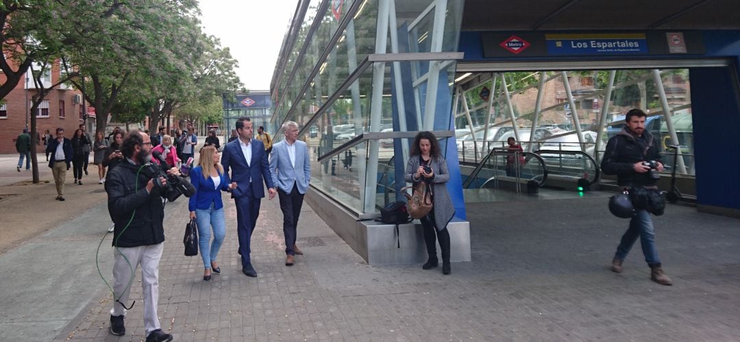 Ignacio Aguado junto a la estación de Metrosur de Los Espartales 