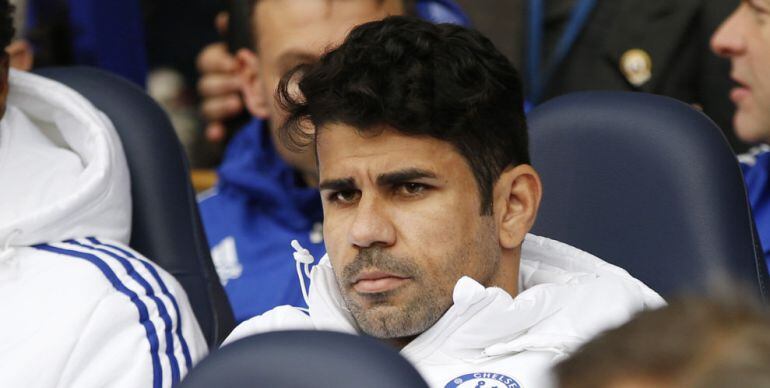 Diego Costa, tras sentarse después de calentar en White Hart Lane 