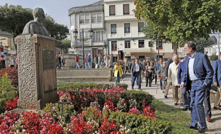 El presidente del Gobierno, Mariano Rajoy, observa el busto del fundador del PP y expresidente de la Xunta, Manuel Fraga, durante la visita a Vilalba (Lugo)