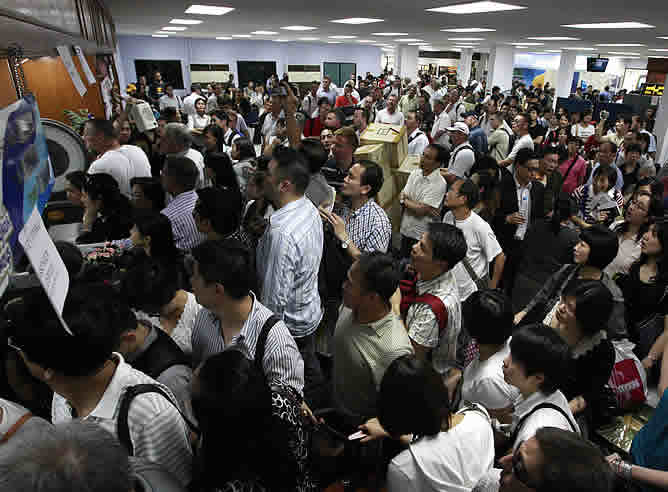 Cientos de pasajeros esperan la cola de check en el aeropuerto internacional de U-tapao