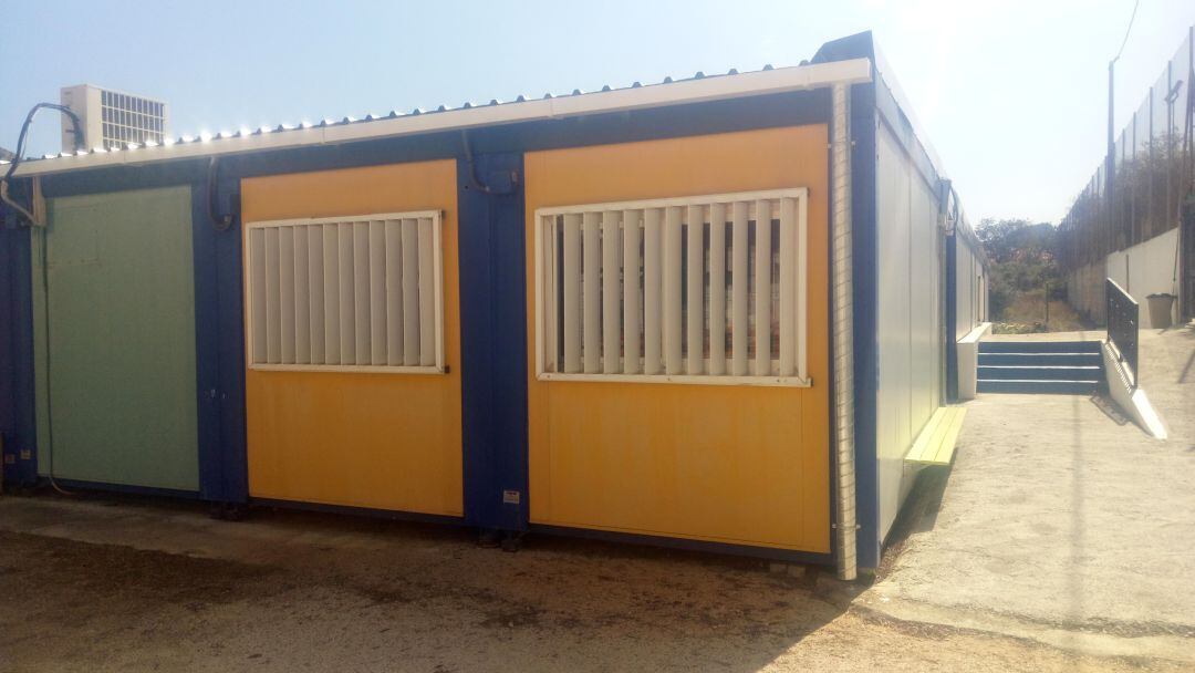 Colegio de La Xara, íntegramente en barracones.