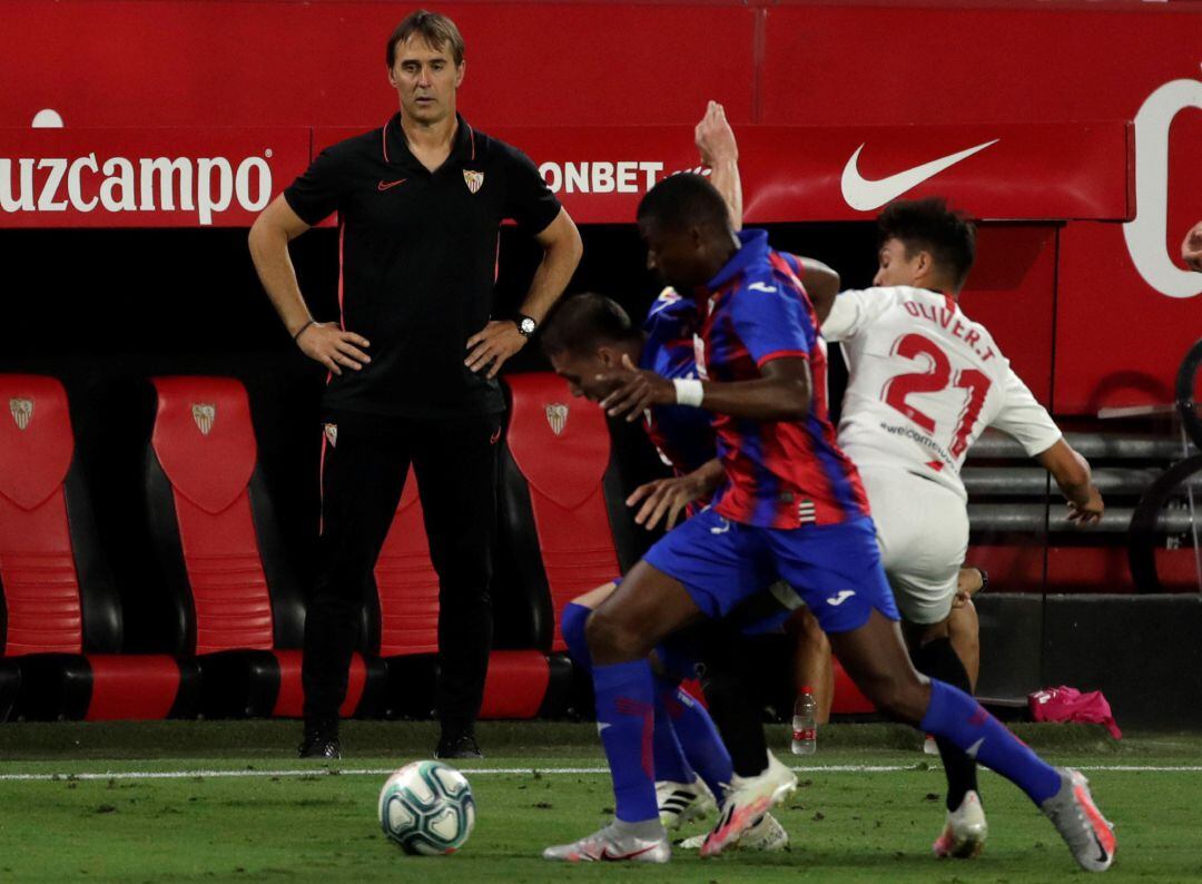 GRAF3714. SEVILLA.- El técnico del Sevilla, Julen Lopetegui, durante el encuentro frente al Eibar en el estadio Sánchez Pizjuán, en Sevilla. EFE Julio Muñoz.
