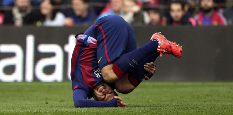 El delantero uruguayo del Barcelona, Luis Suárez, en un momento del partido ante el Málaga de la vigésima cuarta jornada de la liga en Primera División que se disputa esta tarde en el Camp Nou