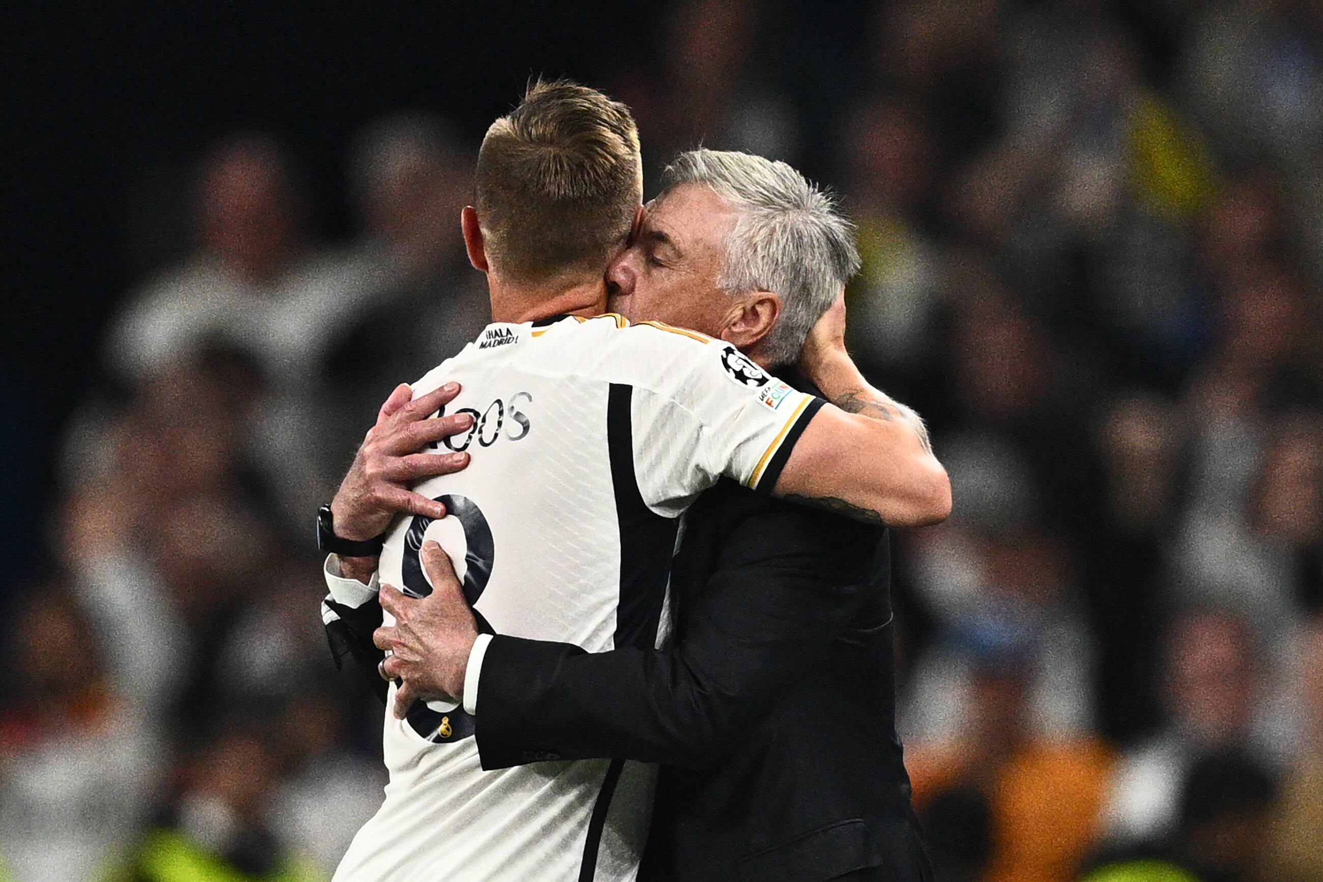 Abrazo entre Toni Kroos y Carlo Ancelotti en la despedida del alemán del Santiago Bernabéu