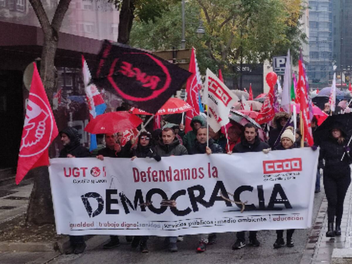 Más de medio millar de personas acuden a la manifestación convocada por los sindicatos UGT y CCOO en Ponferrada