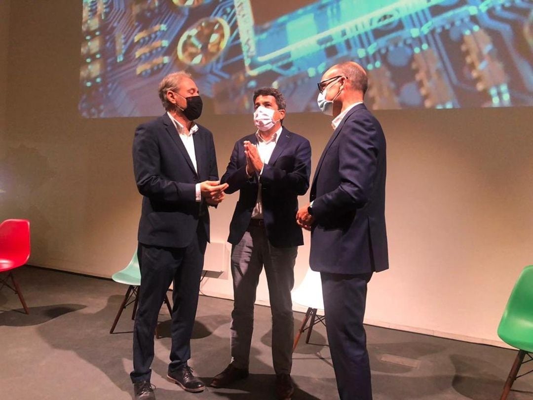 Los rectores, Juan José Ruiz, de la UMH (i) y Manuel Palomar, de la UA (d), con el presidente de la Diputación, Carlos Mazón, en la presentación de la app.