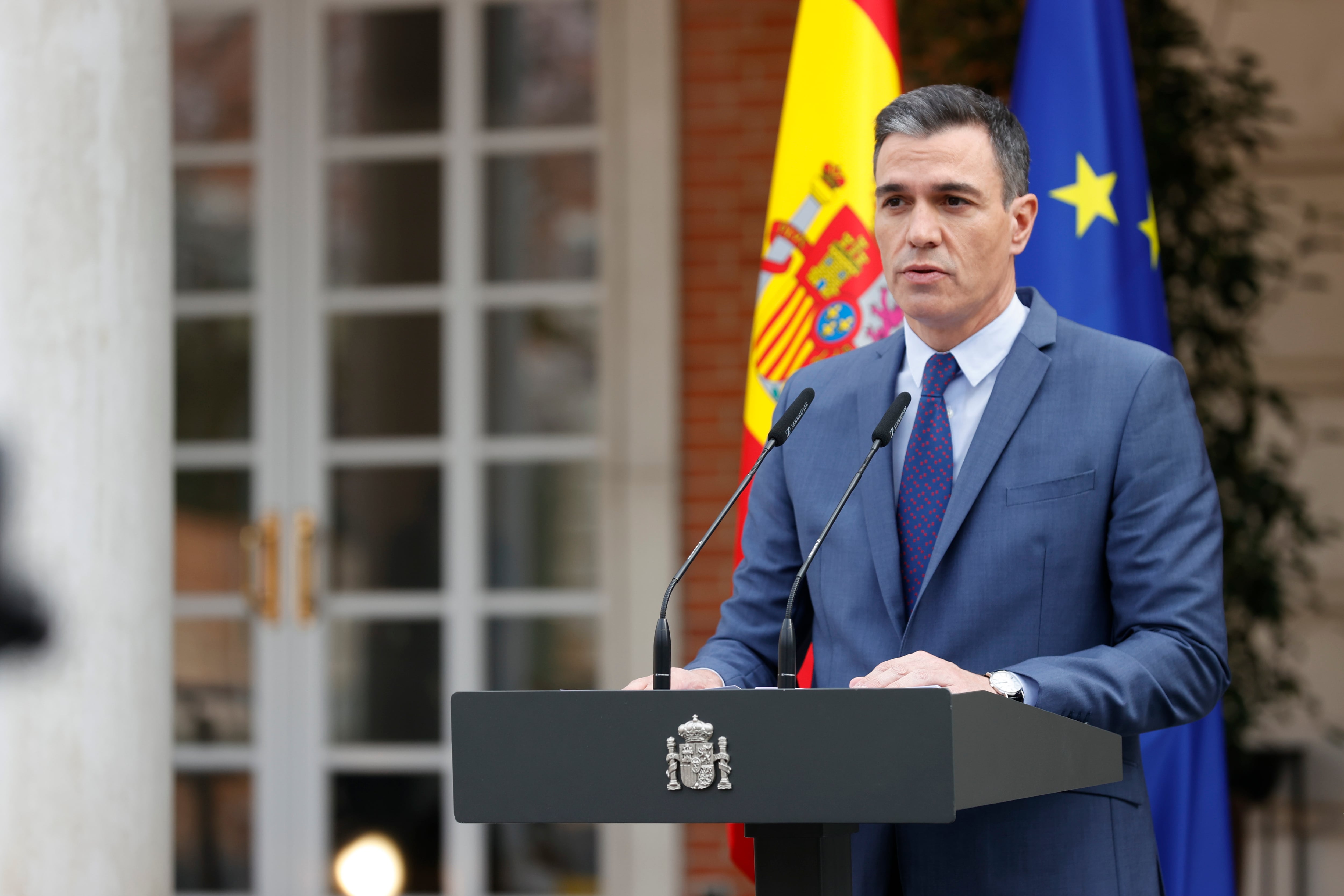 El presidente del Gobierno, Pedro Sánchez, realiza una declaración institucional en el Palacio de La Moncloa, tras participar este jueves en una reunión del Consejo de Seguridad Nacional celebrada en el Palacio de la Zarzuela, y presidida por el rey, tras la operación militar que Rusia ha lanzado en la madrugada de este jueves contra Ucrania.