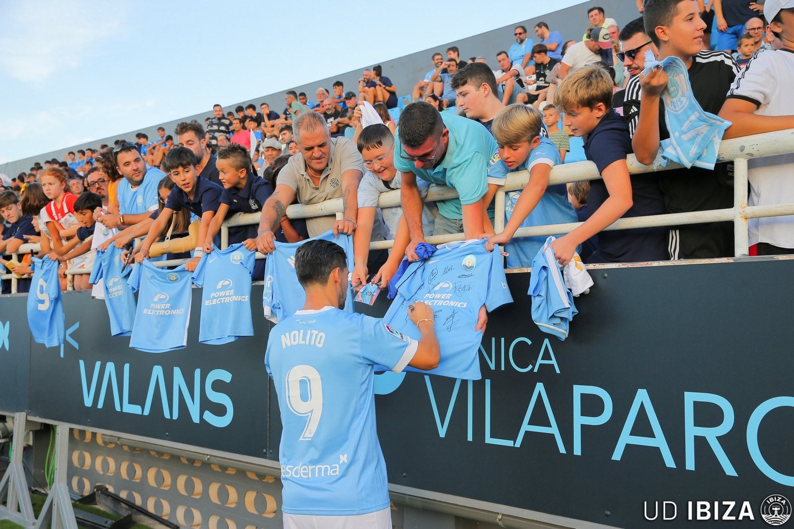 Nolito firmando autógrafos a los aficionados