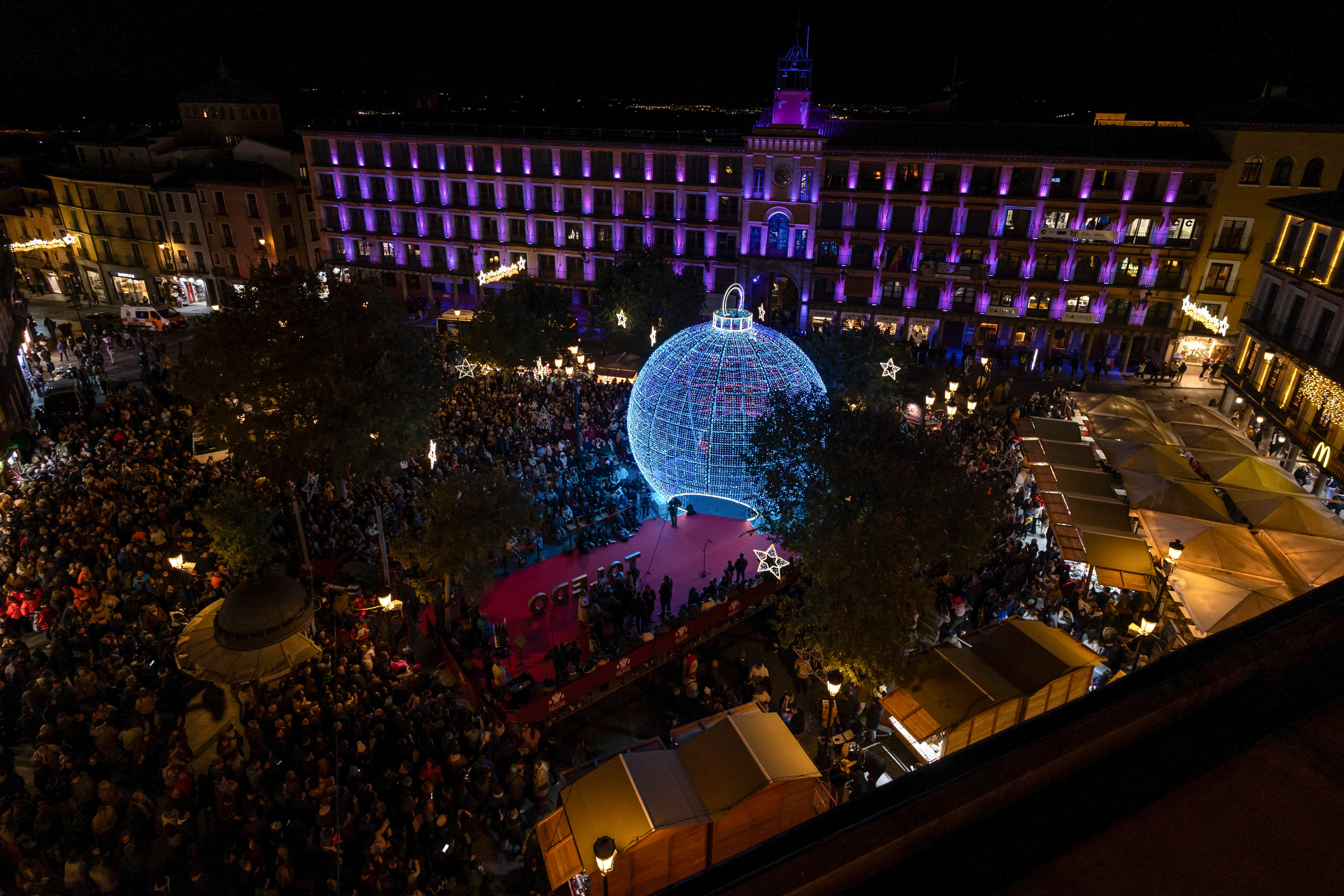 TOLEDO, 21/11/2025.- Inauguración de la iluminación navideña este viernes en la ciudad de Toledo, a la que asiste el alcalde, Carlos Velázquez. EFE/Ángeles Visdómine
