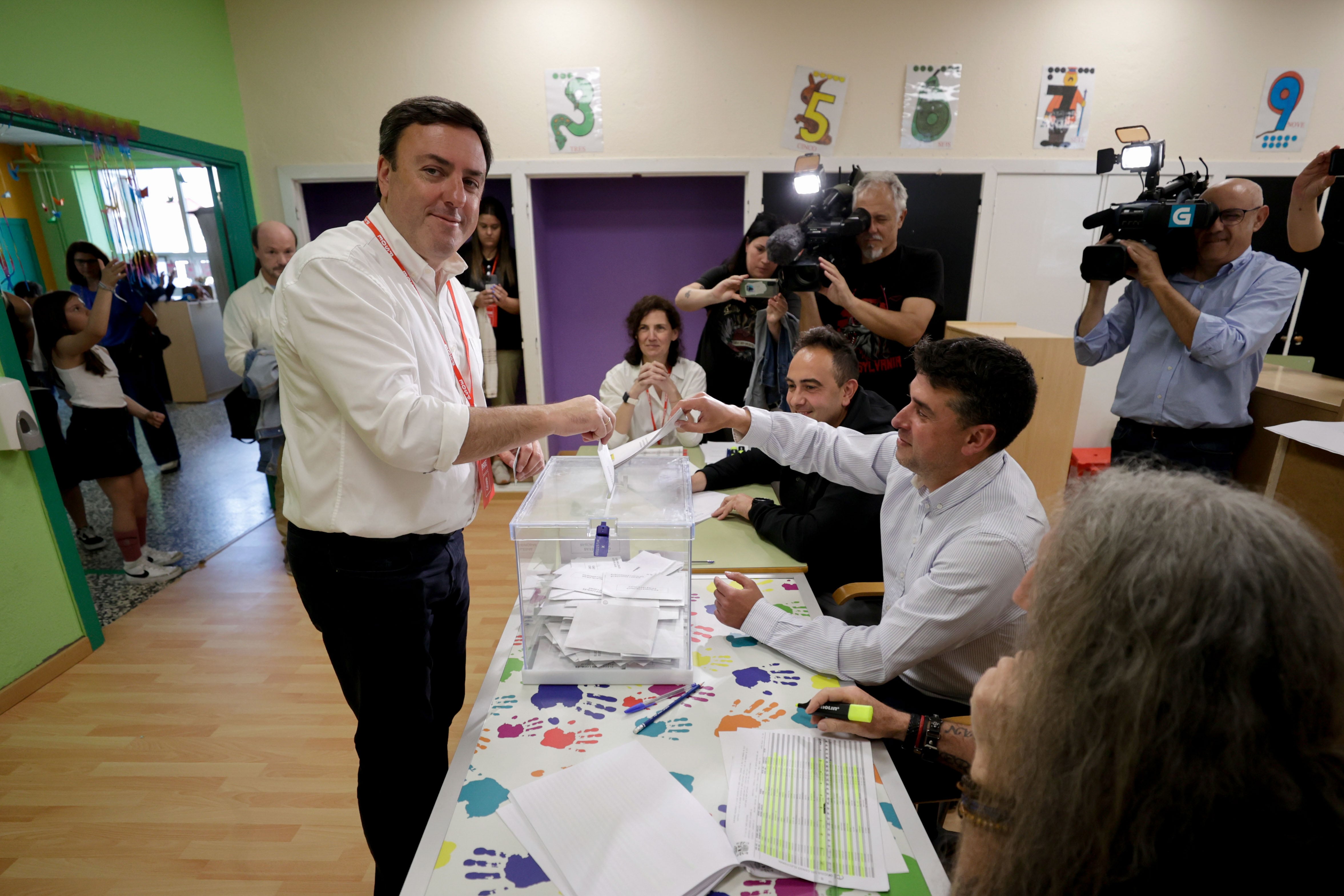 AS PONTES, 28/05/23.- El alcalde de As Pontes, presidente de la Diputación de A Coruña y líder de los socialistas gallegos, Valentín González Formoso, vota durante las elecciones municipales que se celebran este domingo 28 de mayo. EFE/Cabalar
