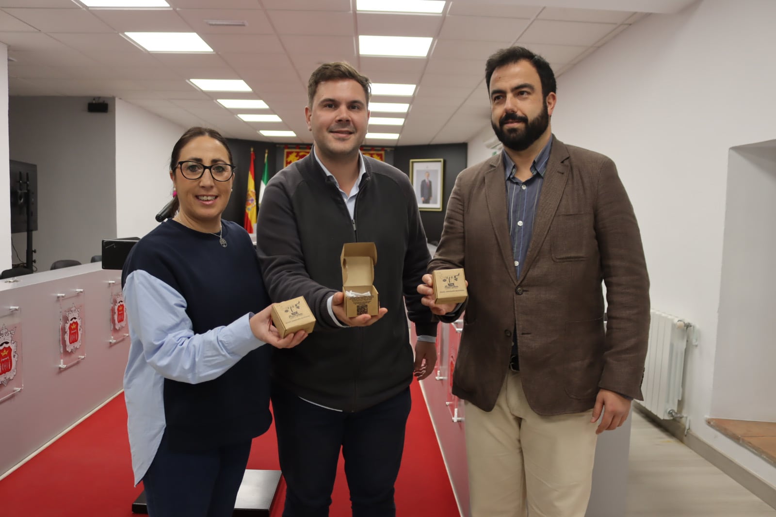 Elisabeth Moreno, Ángel Martínez y Alberto Serrano enseñan el jabón artesanal &#039;Acinipo&#039;