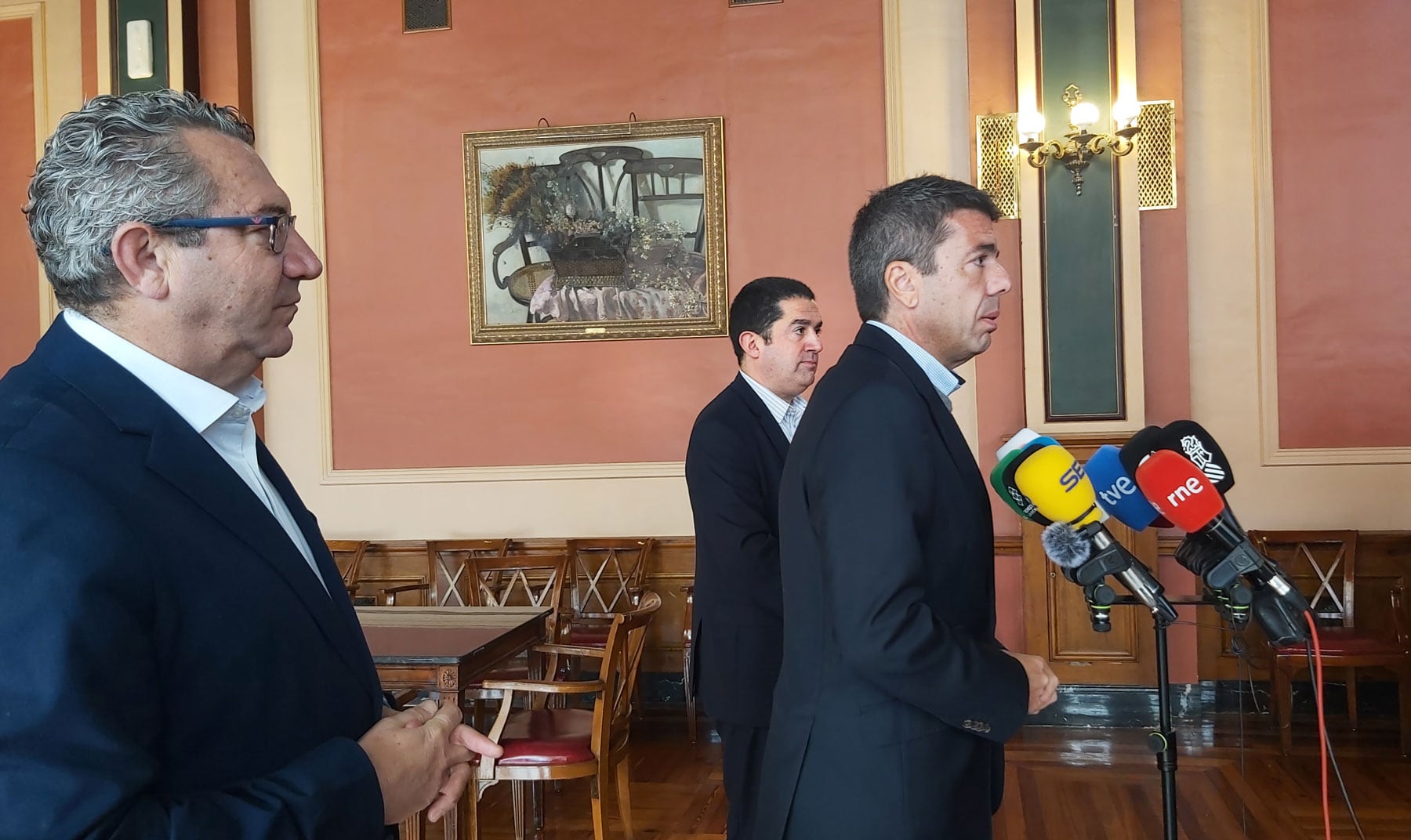 Carlos Mazón ha comparecido ante los medios en el Salón Largo del Círculo Industrial acompañado por Toni Pérez, presidente de la Diputación, y Toni Francés, alcalde de Alcoy