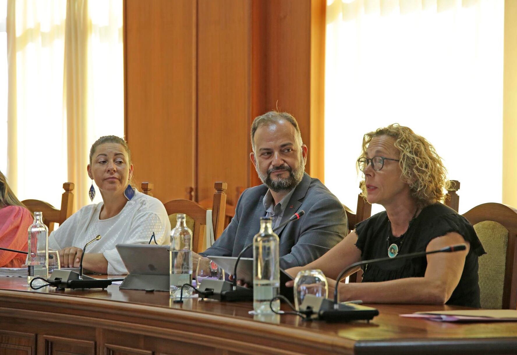 La consejera de Medio Ambiente del Cabildo de Lanzarote, Elena Solís, la primera a la derecha de la imagen.