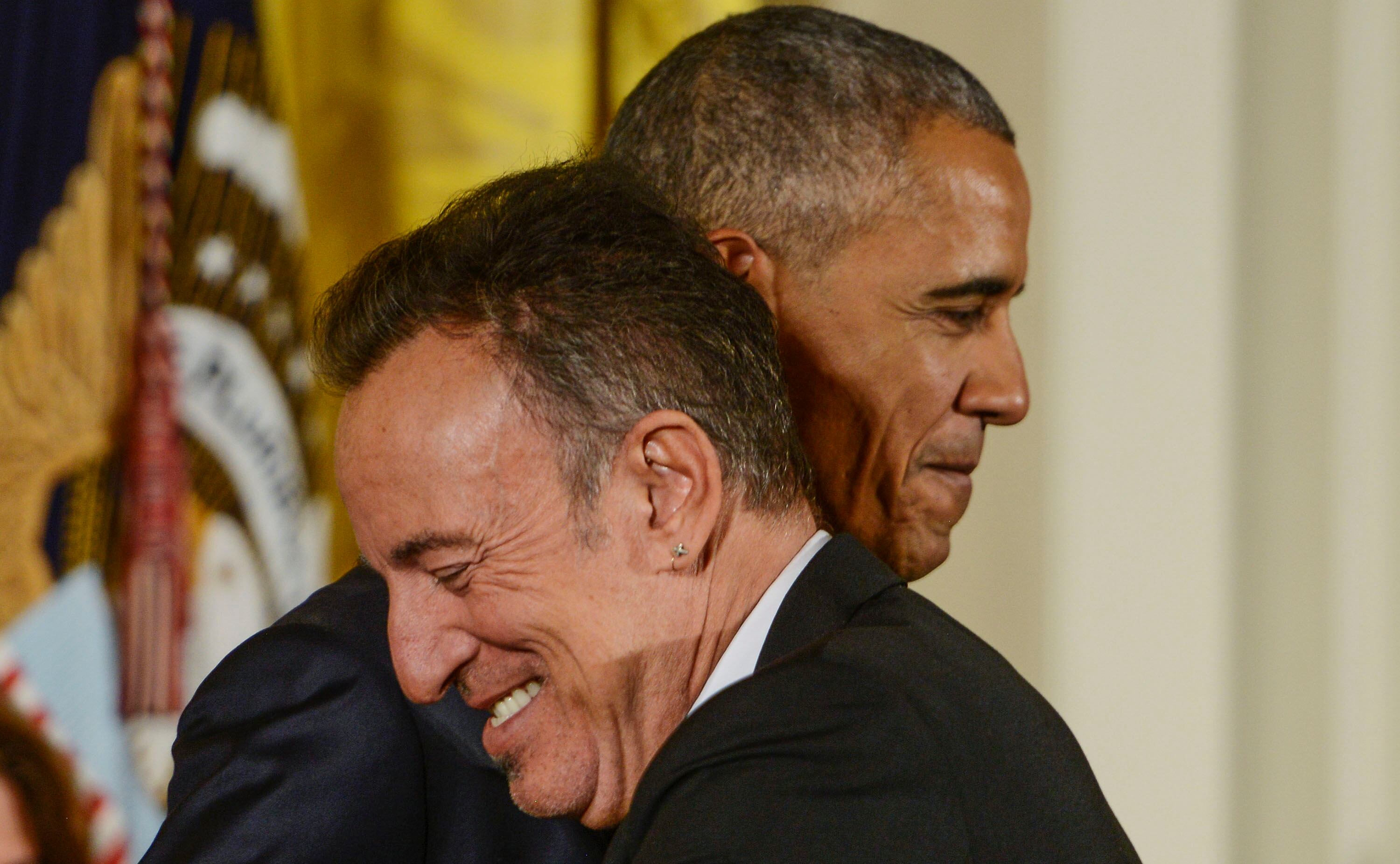 El expresidente de EEUU Barack Obama y el cantante Bruce Springsteen se abrazan durante la entrega de la Medalla Presidencial de Libertad en 2016.