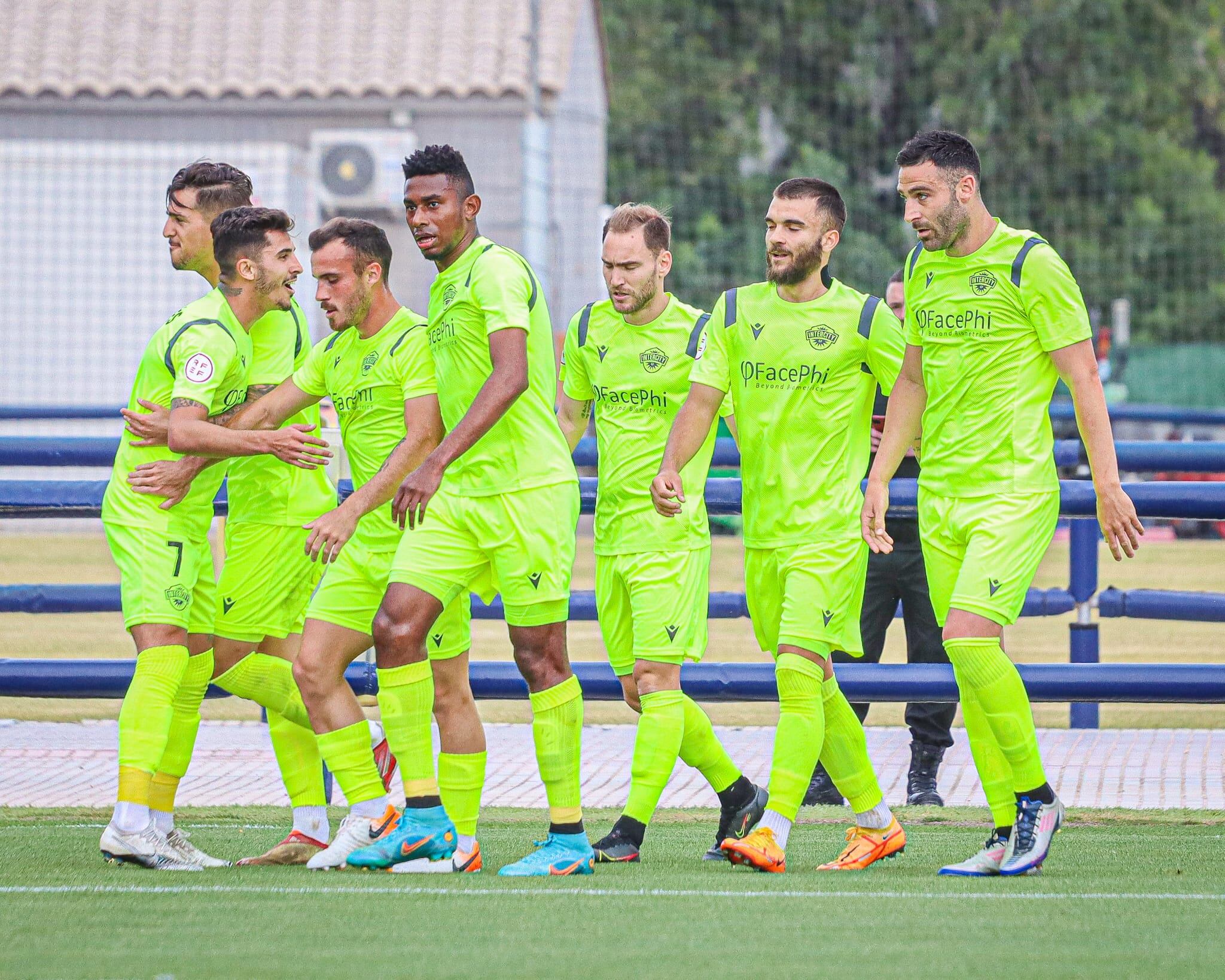 Los jugadores del Intercity celebran uno de los cinco goles al Atlético Levante