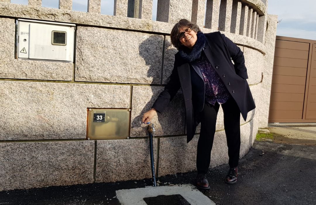 La alcaldesa de O Porriño, Eva García de la Torre, junto a uno de los grifos de red de abastacimiento del barrio de Contrasto.