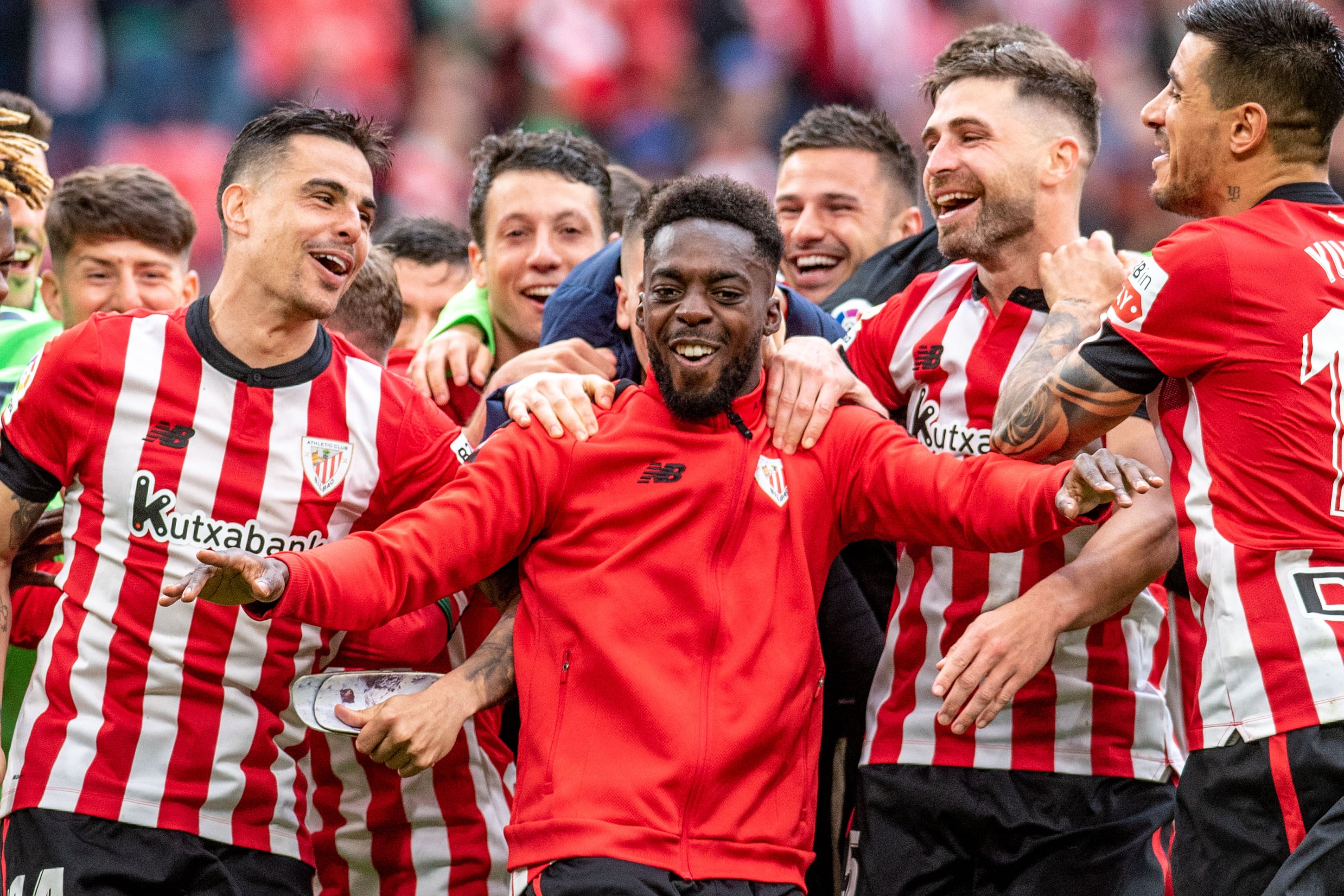 El delantero del Athletic Club, Iñaki Williams, es felicitado por sus compañeros