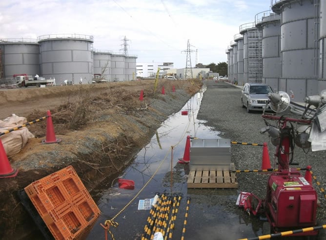 Medidores de radiación en agua de una fuga en la central nuclear de Fukushima en Japón (EFE)