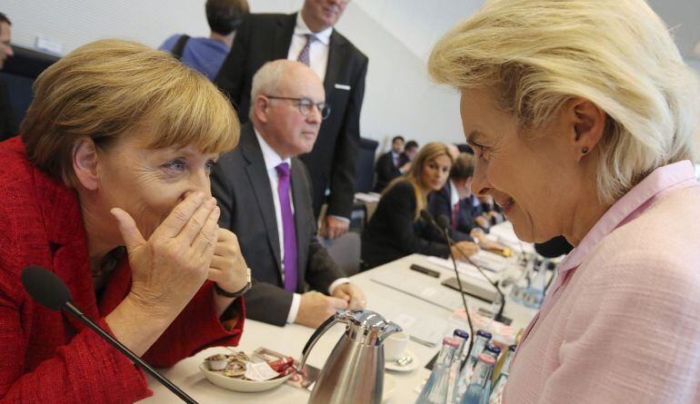 DES01 BERLÍN (ALEMANIA), 22/09/2015.- La canciller alemana, Angela Merkel (i) conversa con la ministra de Defensa Ursula von der Leyen (d) durante una reunión de su partido la Unión Cristianodemócrata (CDU) y su aliada Unión Socialcristiana de Baviera (CS