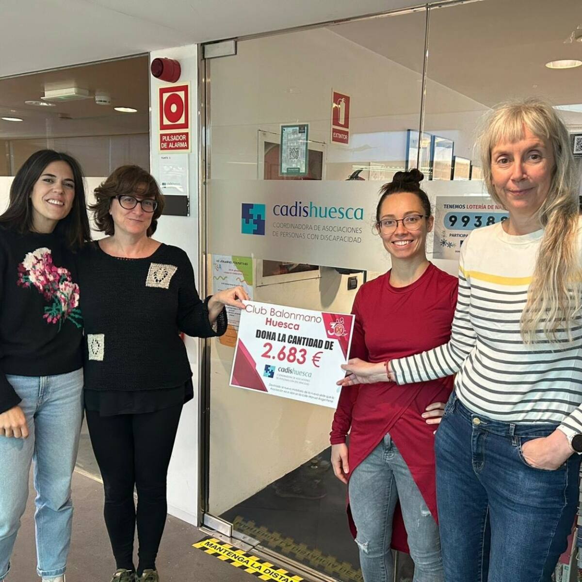 El BM Huesca entrega la recaudación del partido benéfico ante Canadá a CADIS